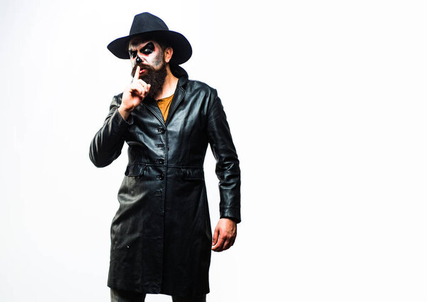 Сумасшедший шутник. Ужас. Фантастический ужастик Хэллоуин. Концепция Хэллоуина. Ужас со страшным человеком на Хэллоуин. Сумасшедший шутник. Хэллоуин
.