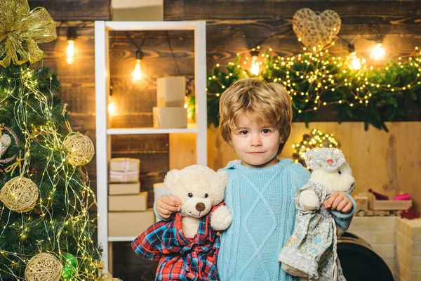 テディベアと幸せなクリスマスの子供。クリスマスを祝うかわいい子供たち。クリスマスのお祝いの休日. — ストック写真