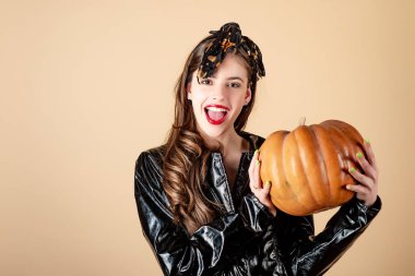 Komik duygu ile Güzellik cadı cadılar bayramı. Balkabağı olan Genç Güzel Kadın. Güzellik Kadın halloween afiş için Portre yüz. Sarı arka plan yalıtılmış.