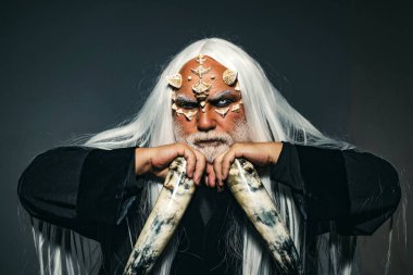 Siyah arka plan üzerine Druid. Korku ve fantezi konsepti. Gizemli savaşçı yüzünde dikenler olması büyülendi. Şeytan korku konsepti. Boynuzlu Şeytan evinde - Antik tarzı.