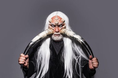 Boğa kafalı bir adam. Kafasında kanlı boynuzları olan iblis. Şeytan boynuzları. Eski simya. Boynuzlu adam kötü. Cehennemdeki şeytan. Yanan şeytani iblis kötü güçleri çağırır ve cehennemi açar.