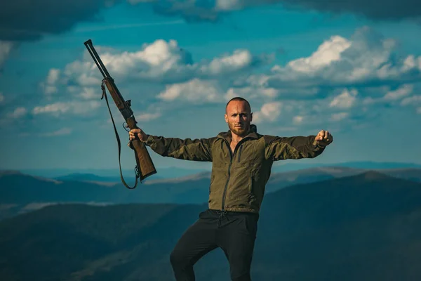 Hunting Gear - Hunting Supplies and Equipment (en inglés). Un cazador con una cacería de armas en el bosque de verano. Colimando la vista. Caza en Rusia . —  Fotos de Stock