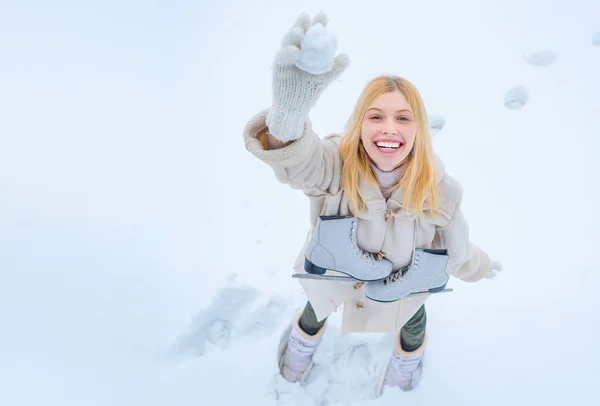 Njuter av naturen vintertid. Vacker flicka på vintern utomhus. Vinter rolig kvinna med skridskoåkning. Vacker ung kvinna som skrattar utomhus. Flicka leker med snö i parken. — Stockfoto