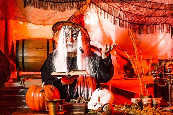 Pele ensanguentada para o Halloween. Retrato do Diabo com Halloween sangrento compõem mostrando suas emoções. Dia das Bruxas 31 de Outubro. Demônio com crânio na festa de Halloween . — Fotografia de Stock