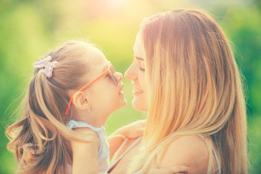 Anne ve kızı aşık. Mutlu aile anne ve çocuk kızı sarılma ve öpüşme. Aile tatili ve birliktelik. Mutlu anneler günü.