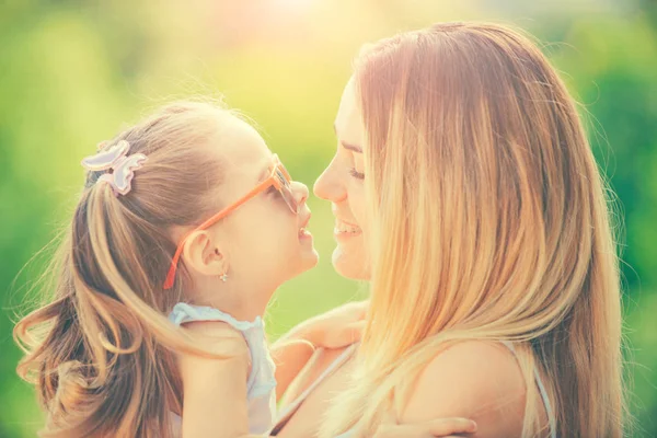 Mère et fille amoureuses. Bonne famille mère et fille enfant embrassant et embrassant. Vacances en famille et ensemble. Bonne fête des mères . — Photo