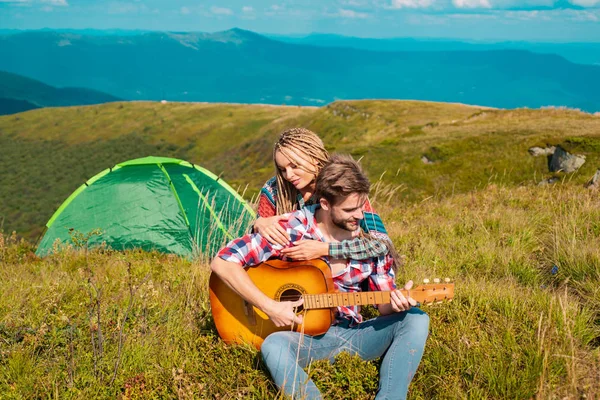 Pareja romántica tomados de la mano viajando juntos acampando en montañas estilo de vida saludable concepto activo vacaciones al aire libre . — Foto de Stock