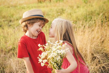 Çocuklar doğaya karşı sahada eğleniyorlar. - Valentine. Tatlı melek çocuklar. Sevgililer günü aşk tanrısı çocuğu. Macera ve tatiller çocuk konsepti. Kırsalda yaz.