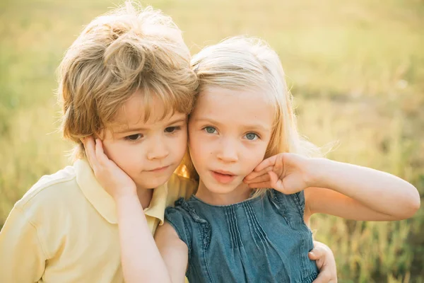 Çocuk bakımı. Kırsal kesimde yaz. Aşk. Macera ve tatil çocuk kavramı. Sevimli küçük çocuklar kırsal da eğleniyor. Tatlı bir çocukluk. Çocukluk kavramı.
