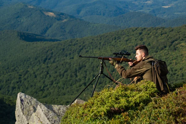 Cursus Hunter education. Hunter target met laser vizier. Jager met Shotgun Gun na een jacht. Hunter man. — Stockfoto