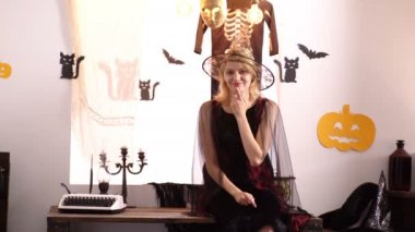 Anne ve oğlu cadılar bayramı arka planda saklambaç oynarlar. Cadılar Bayramı aile partisi ve komik insanlar. Çocuklar anne ile oynar ve eğlenir. Kabak ve cadılar bayramı dekorasyon yakınında anne ve çocuk çocuk.