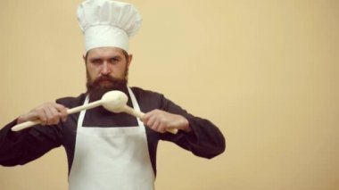 Sakallı çılgın Şef aşçı komik yüz yapmak. Komik yemekler. Şef aşçı pişirmeye hazır.