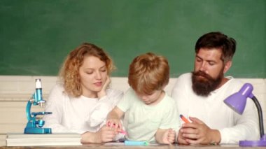 Okul konsepti. Veli çocuğu okula götürüyor. Aile okulu ortaklığı. Ev Aile matematik eğitimi - Veliler matematik çocuklara özel dersler öğretim. Aile okulu ortaklıkları örnekleri.