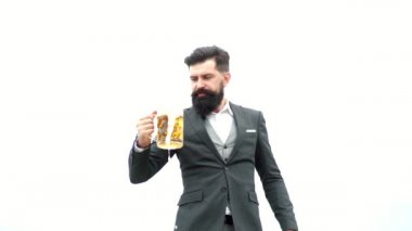 Yaşlı adam sürpriz suratla bira içiyor. Degustation ve tatma. Yakışıklı genç adamın taslak biratatma portresi.