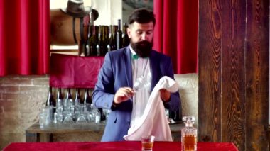 Şık zarif sakallı adam Bartender viski bardağı tutar. Eski geleneksel viski içeceği - baylar içecek.