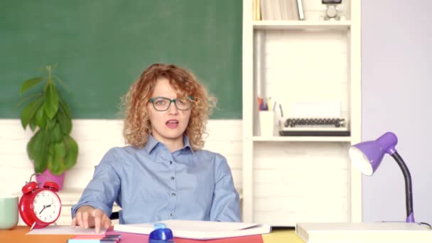 Divertente giovane insegnante donna in classe. Studente al college. Studente. Giornata mondiale degli insegnanti. Giovane insegnante donna. Studente che studia in classe. Studente universitario al campus . — Video Stock