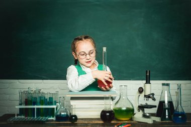 Okula ve evde eğitime geri dönelim. Kimya Fen Bilimleri Dershanesi. Kimya dersi. Okul dersindeki küçük çocuklar. Eğitim.