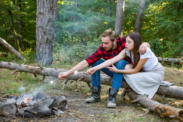 Freunde Paare genießen Urlaub oder Wochenende Wald. Freunde sitzen beim Waldpicknick. Junge Leute beim Picknick im Park an einem Sommertag. Freundschafts- und Freizeitkonzept. — Stockfoto