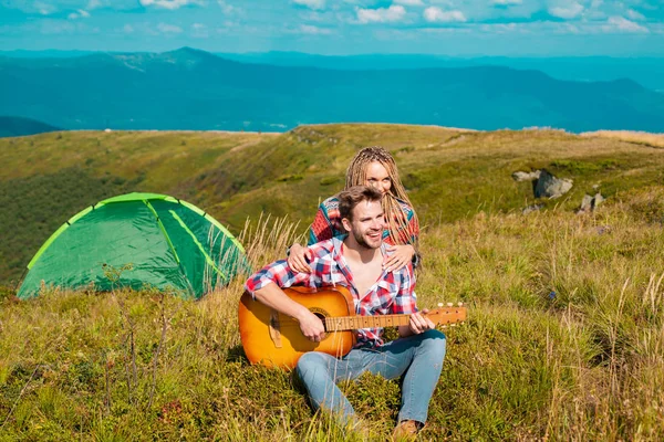 Familia feliz de vacaciones en las montañas, senderismo y mirando a la hermosa vista. Pareja enamorada. — Foto de Stock