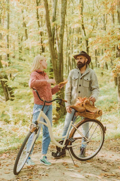 Ideas para una fecha de otoño perfecta. Pareja en bicicleta de paseo amor juntos en el parque forestal. Cita romántica con bicicleta. Hombre y mujer barbudos relajándose en el bosque de otoño. Una pareja romántica en una cita. Fecha y amor — Foto de Stock