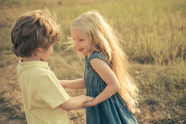 子どもの友情と優しさの概念。バレンタインデー。育児。バレンタイン。甘い子供時代可愛い天使の子供たち天使のキャラクターを持つ子供。初恋. — ストック写真