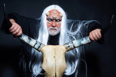 Boynuzlu Şeytan evinde - Eski ler tarzı. Siyah arka plan üzerine Druid. Büyüde gücüm var. Yanan şeytani iblis şeytan güçlerini çağırır ve cehennemi açar. Başında kanlı boynuzları olan şeytan.