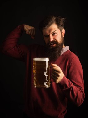 Elinde bira tutan adam. Sakallı adam bira içiyor. Zanaat bira kavramı. İngiltere'de Bira.