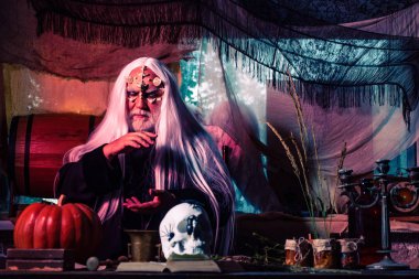 Lanet profesyonel makyaj ile Halloween Devil. Fantezi korku Cadılar Bayramı. Halloween. Cadılar Bayramı adamı. Komik karakter komik Dracula.