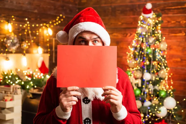 Σέξι Σάντα άνθρωπος θέτει σε vintage ξύλινο φόντο. Ο Άγιος Βασίλης εύχεται Καλά Χριστούγεννα. Χαρούμενα Χριστούγεννα και νοέλ. — Φωτογραφία Αρχείου