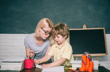 İlköğretim-eğitim ve öğrenme çocuk kavramı. Eğitim ve öğretim konsepti. Blackboard arka plan-kopya alanı. İlkokuldan çocuklar.