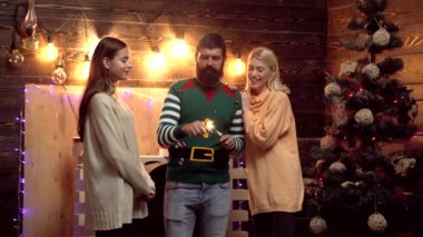 Noel kıvılcım ile Noel partisi insanlar . Grup kutlaması yeni yıl. Hipster arkadaşlar yeni yıl arifesinde. Arkadaşlar Yeni yıl partisi kutluyor.