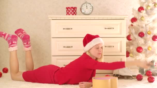 Portret van mooi meisje draagt Santa kleren. Nieuwjaar meisje. Sensuele vrouw. Mode portret van model meisje binnenshuis met kerstboom. — Stockvideo