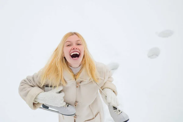Funny fille d'hiver va patiner à l'extérieur. Beauté Joyeuse fille s'amuser dans le parc d'hiver. Fille jouant avec la neige dans le parc. Activités d'hiver en plein air le week-end par temps froid . — Photo