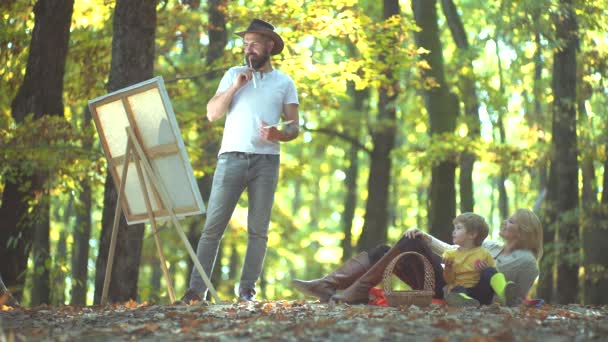 Marido artista desenho quadro na natureza outono . — Vídeo de Stock