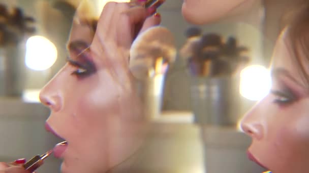 Mooie vrouw lippen met lippenstift. Rode lip. Professionele make-up artiest doet glamour model make-up op het werk. Mooie vrouw make-up. Make-up in proces. — Stockvideo