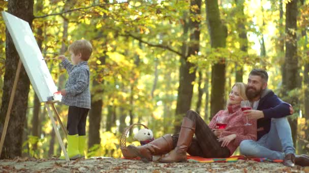 Happy Child artist ritning bild på höst natur. Njut av trevlig helg tillsammans. Romantiskt par. — Stockvideo