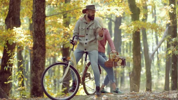 빈티지 자전거와 커플. 가을의 아름다움. 휴일 야외 휴가 여행. 사랑에 로맨틱 한 가을 커플입니다. 즐길. — 비디오