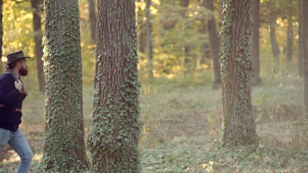 Concepto de caminata. Moda otoño retrato del hombre en el fondo de la naturaleza. Joven despreocupado en jersey vintage de moda o suéter. Otoño al aire libre momentos atmosféricos y sueño . — Vídeos de Stock