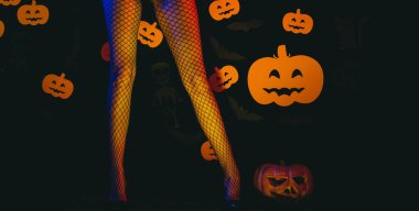 Seksi Model Halloween arka planda Lingerie poz. Moda satışı için sonbahar zamanı. Kadın güzel bir eşek ya da popo gösterir. Kadın giyim mağazası Cadılar Bayramı kutluyor.