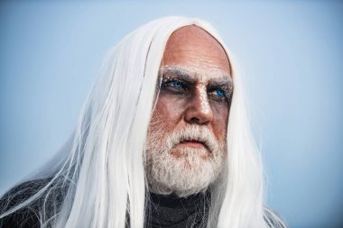 Mutlu Cadılar Bayramı - yakışıklı Demon karanlık arka plan izole. Cadılar Bayramı canavarı gibi giyinmiş sakallı adam.