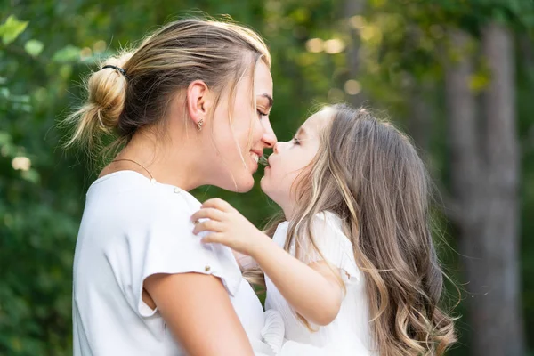 母親は大好き家族の概念を受け入れ、キス。ママと娘が抱き合ってキスしてる幸せな家族と素敵なお母さんと娘は一緒に時間を過ごす - 母の日。家族と母性の概念. — ストック写真