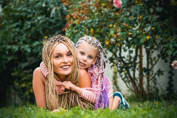 Happy mothers day. Little daughter hugging her happy mother. Mother and daughter spending time together. — Stock Photo, Image