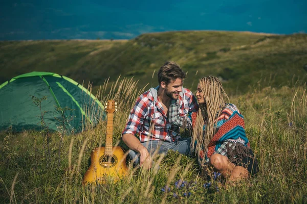 Aşık şefkatli bir çift. Romantik yolculuk, dağlarda kamp. Birkaç hayalperest kucaklaşıyor ve kucaklaşıyor. Aşıklar kucaklaşır. Kampta adama sarılan şehvetli kadın.