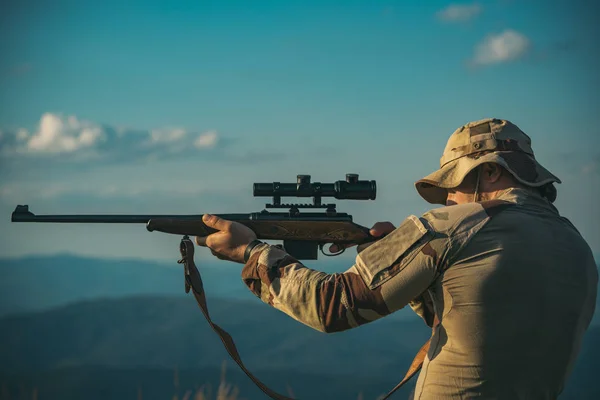 Hunter Classic. Jägare med jakt pistol. Man jägare med en pistol. Stängd och öppen jaktsäsong. Man med pistol. Natur platser för jakt. — Stockfoto