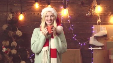 Yeni yıl ya da Noel kadını. Noel Baba şapkalı güzellik kızı, mutlu noeller ve sıcak şarap. Mutlu yıllar, x-mas tatlı sarışın kız istiyor.