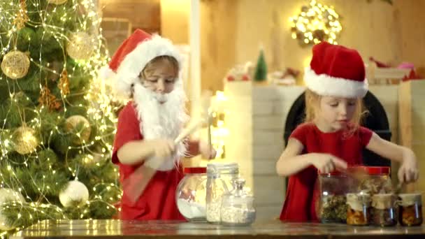 Lustige Weihnachtskinder. Überraschungskinder mit Trommel. Lustige frohe Weihnachten und einen guten Rutsch ins neue Jahr. Crazy Kids Trommler. Kinder zum Trommeln mit lustigen Emotionen begeistert. — Stockvideo