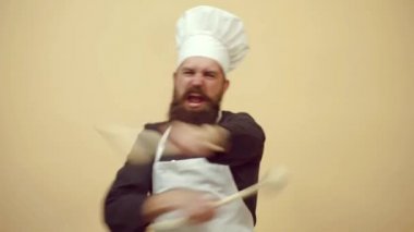 Komik aşçı adamın portresi. Komik mutfak. Komik aşçı ve komik aşçılık. Sarı arka planda yalıtılmış.