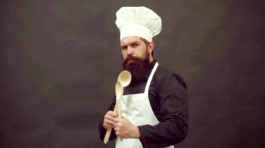 Kaşık eğlenceli eğitim ile Funny Chef aşçı. Komik aşçı ve komik aşçılık.