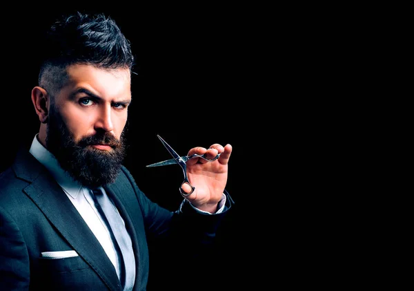 Barbeiro confiante na barbearia. Barbeiro e salão de cabeleireiro. Cuidado com a barba, barba perfeita. Homem barbudo num fato de negócios formal. Cabelo de corte de hipster masculino brutal com tesoura de cabeleireiro - espaço de cópia — Fotografia de Stock