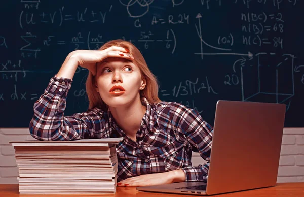 Terug naar school. Studenten werken aan een laptop op een trap op de campus en bereiden zich voor op een examen. Boos schreeuwen - negatieve emoties. — Stockfoto